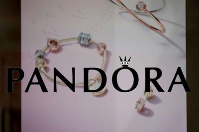 Benoit Tessier/Reuters. Smykkeproducenten Pandora har tirsdag fået ny direktør og tabt fem procent af sin værdi på aktiemarkedet som følge af frygt for svagt salg i årets første tre måneder.