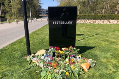 I løbet af mandagen blev der lagt blomster ved Bestsellers hovedkvarter i Brande. Foto: Vibeke Larsen