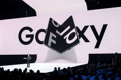 Josh Edelson/Ritzau Scanpix. Samsung henter de eksemplarer af den nye Samsung Galaxy Fold hjem, som har været sendt ud til anmeldere. Telefonerne er blevet mødt med klager om problemer med skærmen. Her ses præsentationen af den nye model, der skal være Samsungs nye flagskib på mobilmarkedet, i februar.