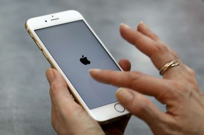 Michaela Rehle/Reuters. Mange byboere har ikke bare taget familien med i sommerhus, men også hverdagens mobil- og internetvaner er fulgt med, viser en analyse fra teleselskabet 3. (Arkivfoto.)