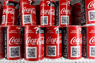 Benoit Tessier/Reuters. Coca-Cola har bedre gang i salget af vand og sportsdrikke, end analytikerne troede. (Arkivfoto)