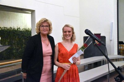 Emma Hoffmann Nedergaard fra Ikast fik publikumsprisen - her overrakt af kulturudvalgsformand Helle Mathiasen (V) - og gav en pragtopvisning på sit sangtalent efterfølgende. ?Foto: Steen Hebsgaard