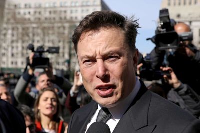 Brendan Mcdermid/Reuters. Teslas ejer, Elon Musk, er optimistisk omkring fremtiden trods blodrødt regnskab.