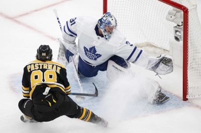 Frederik Andersen redder her pucken fra Bruins' David Pastrnak. Det var dog ikke nok for Andersen, der røg ud af slutspillet i NHL. Foto: Greg M. Cooper/Ritzau Scanpix