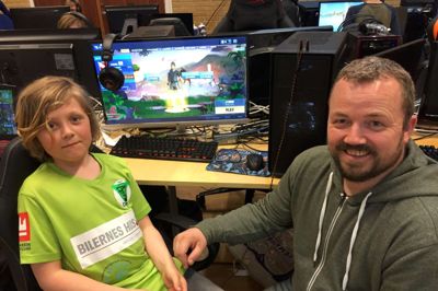 Hjalte Kloster spiller til daglig i FK 73 i Kragelund. Nu vil hans far og andre forældre forsøge at starte e-sport for alvor i Engesvang. ?Foto: Rasmus Viuff