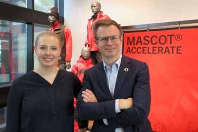 Benny Engelbrecht og Socialdemokratiets lokale folketingskandidat Anne Paulin var for nyligt på besøg hos Pårup-virksomheden Mascot. ?Foto: PR-foto
