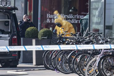 Specialtrænede politifolk i kemibeskyttelsesdragter rykkede ud til fødevarevirksomheden Findus' hovedkvarter i Malmø, Sverige, efter at firmaet modtog et trusselsbrev med hvidt pulver. Det skete 7. april. Siden har også flere danske fødevarevirksomheden modtaget trusselsbrev. 50090 Johan Nilsson/TT/Ritzau Scanpix