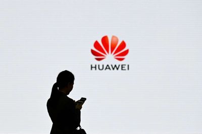 Wang Zhao/Ritzau Scanpix. Huawei vil ifølge flere medier få tilladelse til at bygge "ikke-kerne"-infrastruktur såsom antenner i Storbrtitannien. (Arkivfoto)