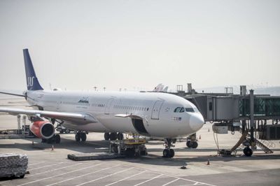 Mads Claus Rasmussen/Ritzau Scanpix. SAS-fly, der står parkeret på asfalten i Københavns Lufthavn i Kastrup, kan blive SAS-ledelsens skrækscenarie. Ifølge Jacob Pedersen, der er aktieanalysechef hos Sydbank, kan det koste SAS chancen for at give overskud i år, hvis det trækker ud i to uger. (arkivfoto)
