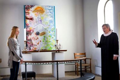 Karin A. Vestergaard i forbindelse med afsløringen af et nyt alterbillede i Faurholt Kirke. Foto: Tom Laursen