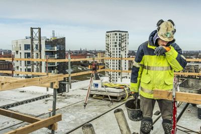 Søren Bidstrup/Ritzau Scanpix. Beskæftigelsen i byggebranchen steg med 0,5 procent i februar. (Arkivfoto)