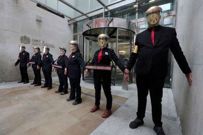 Simon Dawson/Reuters. Miljødemonstranter har lænket sig selv til Londons fondsbørs. Det siger øjenvidner til Reuters. Samtidig står demonstranter på toppen af et tog ved stationen Canary Wharf i London.