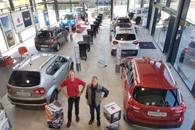 Tommy Nygaard (t.v.) og Ivan Nygaard fra Autogaarden Ikast gør i disse dage klar til officiel indvielse af deres nybyggede Suzuki-showroom på lørdag. ?Foto: Thomas Vang Nielsen