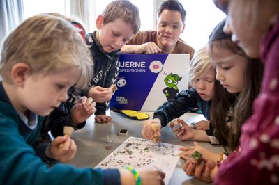 En formidlingskuffert med titlen "Hjerneekspeditionen" står klar til udlån på bibliotekerne i Ikast og i Brande. Foto: PR-foto