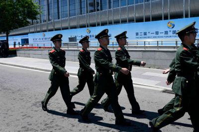 Wang Zhao/Ritzau Scanpix. Et massivt sikkerhedsopbud præger store dele af Kinas hovedstad, Beijing, som i de kommende dage er vært for en konference om landerts omstridte "Belt and Road-initiativ" - en langsigtet plan om blandt andet at genoprette Silkevejen mellem Kina og Europa via kæmpemæssige investeringer i jernbaner, havne, veje og anden infrastruktur.