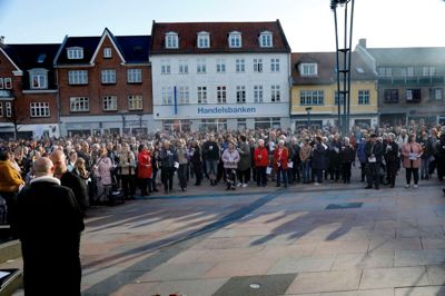 700 mennesker samledes torsdag aften til mindehøjtidelighed for terrorofrene på Sri Lanka, heriblandt tre af Anders Holch Povlsens fire børn. ?Foto: Henrik Ole Jensen