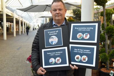 Chef for Vores Ikast Jan Birk Knudsen med nogle af de skilte med gode råd, som skal være med til at minde kunder om at passe på deres ting. Foto: Jacob Hove