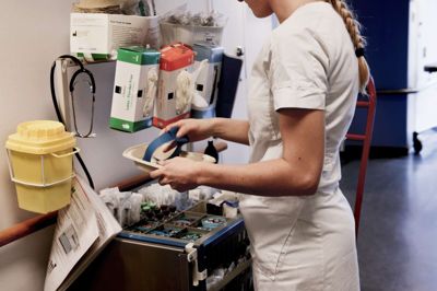Linda Kastrup/Ritzau Scanpix. Flere hospitaler må kigge langt efter sygeplejerskerne, og i løbet af et halvt år var der således 1030 ubesatte sygeplejerskestilling på landsplan. Det viser tal fra Beskæftigelsesministeriet. (Genrefoto).