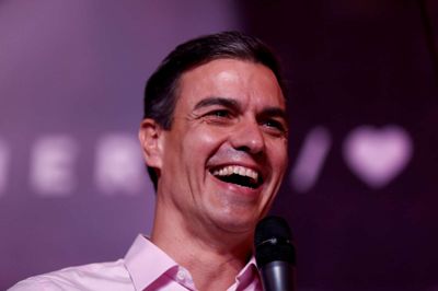 Sergio Perez/Reuters. Socialisten Pedo Sanchez, der kom til magten i juni efter at have afsat den konservative Mariano Rajoy i en mistillidsafstemning, vandt en klar valgsejr. Mens han står nu over for vanskelige regeringsforhandlinger medmindre partier - blandt andet separatistiske grupper fra Catalonien.