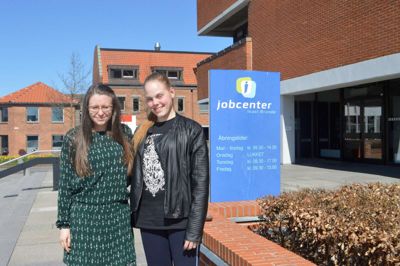 Projektleder Aleksandra Spasojevic sammen med Melissa Kristiansen (til højre), der er overrasket over mangfoldigheden af muligheder på sosu-området. ?Foto: Flemming Thulstrup