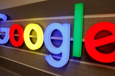 Arnd Wiegmann/Reuters. Alphabets regnskab er blandt andet påvirket af udgifter til kontorbygninger, datacentre og udvikling af kunstig intelligens. Derudover gav EU-Kommissionen i marts selskabet en stor bøde.