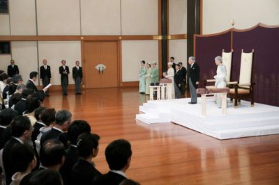 Pool/Reuters. I kejserpaladsets statsrum tog kejser Akihito tirsdag afsked med det japanske folk. Hans ældste søn, 59-årige Naruhito, overtager tronen onsdag.