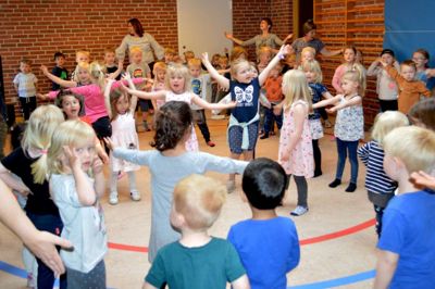 Afslutningskoret øver sig på Albertes Ønskelandet ? Foto: Laila Kempel