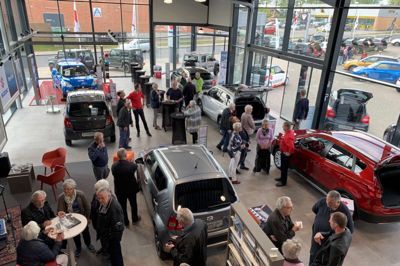 Der var mange besøgende, da Autogaarden Ikast i weekenden viste sit nye showroom frem. Foto: Privatfoto