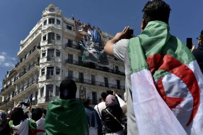 Ryad Kramdi/Ritzau Scanpix. Omfattende demonstrationer var med til at tvinge Algeriets mangeårige leder Abdelkader Bouteflika fra magten i starten af april. (Arkivfoto)