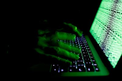 Kacper Pempel/Reuters. Svindlerne er blevet bedre til at time deres mails, så de passer ind i en bestemt kontekst. Eksempelvis sender de mails, der kommer, nogenlunde samtidig med at Skat er klar med årsopgørelser, hvilket gør det sværere at gennemskue, fortæller Jørn Guldberg. (Arkivfoto).