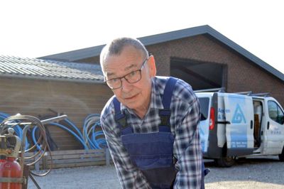 Ole Jensen kan i dag fejre 60 års jubilælum hos Aage Andersen og Sønner i Ikast og har ikke tænkt sig at gå på pension. Hvorfor skulle jeg dog det, siger den 74-årige bordinggenser.?Foto: Laila Kempel