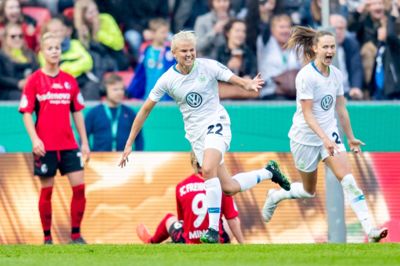 Pernille Harder (i.m.) og VfL Wolfsburg levede op til favoritværdigheden i den tyske pokalfinale. De tyske mestre vandt pokalfinalen 1-0 over SC Freiburg. Her jubler Harder over scoringen. Foto: Ritzau Scanpix/AFP