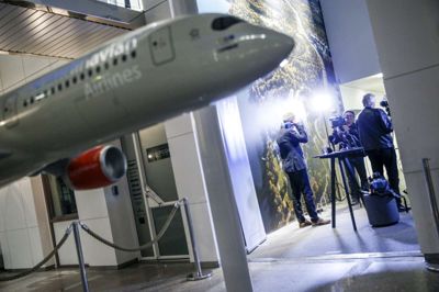 Fredrik Persson/Ritzau Scanpix. En ugelang pilotestrejke er ovre, efter at det er lykkedes SAS at indgå en overenskomstaftale med selskabets piloter. Der er tale om en treårig aftale, som giver piloterne knap 11 procent mere i løn over tre år.