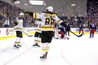 Patrice Bergeron (tv) scorede to gange for Boston Bruins i sejren over Columbus Blue Jackets. De to hold kæmper om at blive blandt de sidste fire klubber i kampen om Stanley Cup-trofæet. Foto: Kirk Irwin/Ritzau Scanpix
