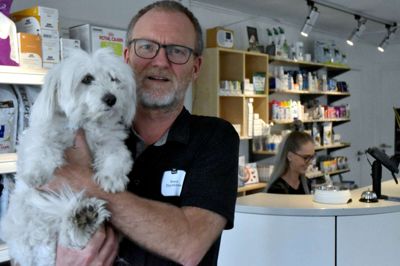 Morten Bentsen og hunden Luca i Ikast Dyreklinik. I baggrunden ses Jane Grønkjær. Foto: Jacob Hove