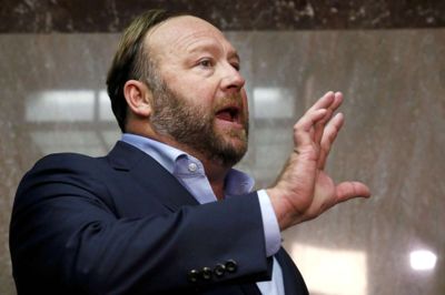 Jim Bourg/Reuters. Den amerikanske konspirationsteoretiker Alex Jones er blandt de personer, som Facebook har valgt at blokere. (Arkivfoto).