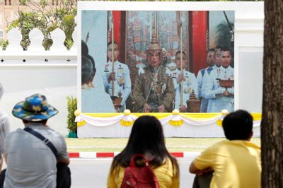 Jorge Silva/Reuters. Borgerne i Thailand fulgte med på store skærme, da kong Maha Vajiralongkorn blev kronet lørdag.