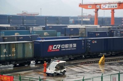 China Stringer Network/Reuters. Containere på China Railway Express på station i havnebyen Chongqing, hvor silkvejsruten til Duisburg i Tyskland begynder. Silkevejsprojekt er en langsigtet plan om blandt andet at genoprette Silkevejen mellem Kina og Europa via kæmpemæssige investeringer i jernbaner, havne, veje og anden infrastruktur.