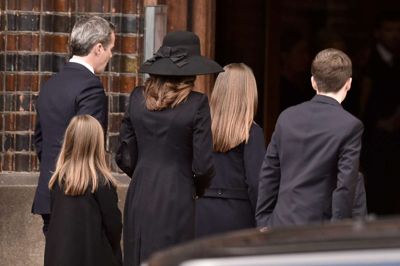 Dørene til kirken åbnede 13.30. En lille halv times tid efter var de fleste af gæsterne på plads i kirken. Kort derefter ankom først Lars Løkke Rasmussen, og minutter senere kom kronprinsfamilien, før dørene blev lukket. Mads Claus Rasmussen/Ritzau Scanpix