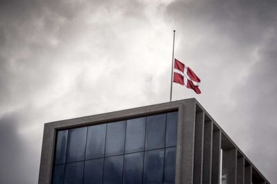 Flaget er på halv over Bestseller-bygningen på Aarhus Havn lørdag. Mads Claus Rasmussen/Ritzau Scanpix