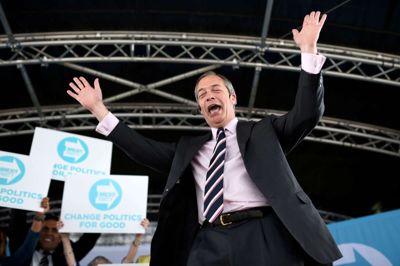 Oli Scarff/Ritzau Scanpix. EU-modstanderen Nigel Farage, som håber at få mange nye vælgere ved Europaparlamentvalget med sit Brexit Parti, skriver i Sunday Telegraph, at en aftale mellem de konservative og Labour om en toldunion ville være "en koalition. . . mod folket".