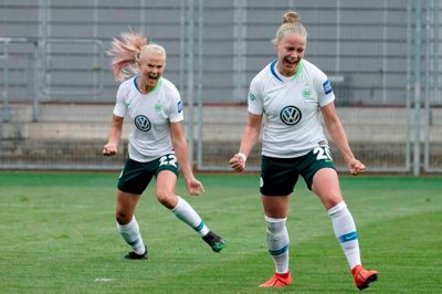Pernille Harder (t.v.) jubler over dagens afgørende scoring med målscorer, Pia-Sophie Wolter. Foto: Ritzau Scanpix
