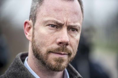 Mads Claus Rasmussen/Ritzau Scanpix. Enhedslistens landbrugsordfører, Søren Egge Rasmussen, vil have miljø- og fødevareminister Jakob Ellemann-Jensen (V) til at "stå skoleret og forklare sig", efter at det er kommet frem, at udledningen af ammoniak er steget for tredje år i træk. (Arkivfoto).