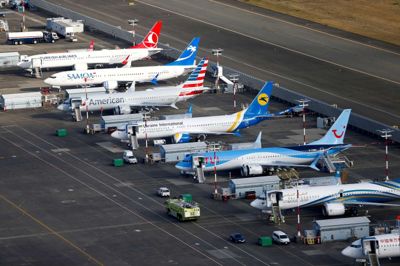 Lindsey Wasson/Reuters. Siden marts har flytypen 737 MAX været ramt af flyveforbud i store dele af verden. Her ses 737 MAX-fly fra flere forskellige flyselskaber i lufthavnen i den amerikanske storby Seattle. (Arkivfoto)