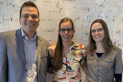 Børne- og socialminister Mai Mercado (K) i midten sammen med Carl Martin Middelhede og Elizabeth Trøstrup Christensen fra gruppen »Autisme forum til forældre som har børn med autisme«. Foto: Privatfoto
