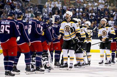 Oliver Bjorkstrand giver hånd til Boston Bruins' Zdeno Chara (nummer 28), efter at Columbus Blue Jackets natten til tirsdag må set sig sluet ud af NHL-slutspillet. Foto: Kirk Irwin/Ritzau Scanpix