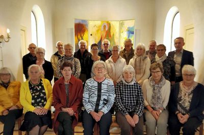 Bagerst fra venstre: Peder Mørup, Christian Nygaard, Bjarne Siggaard, Jens Peter Thoustrup, Birger Frølund og Leif Moesgaard. Midten fra venstre: Yvonne Fenger, Karna Knudsen, Herdis Hansen, Rita Nielsen, Lis Simonsen og Conny Andersen. Forrest fra venstre: Anni Lange, Ingelise Nygaard, Sonja Ulsøe Kristensen, Elisabet Kildsgaard, Annelise Nielsen, Ingrid Tang og Birthe Grønbæk. Foto: Privatfoto