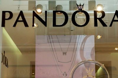 Max Rossi/Reuters. Pandora har haft sværere ved at lokke kunderne i butikkerne i 2019's første tre måneder. (arkivfoto)