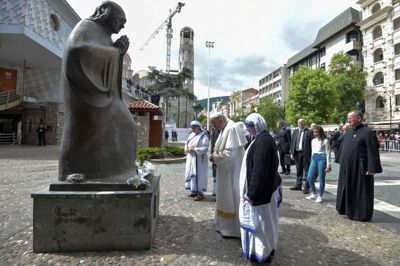 Andreas Solaro/Ritzau Scanpix. Pavde Frans i bøn i Skopje ved mindestatue for Moder Teresa - Nordmakedoniens berømte katolske nonne, som blev kendt for sit arbejde blandt fattige i Kolkata (tidligere Calcutta) i Indien.
