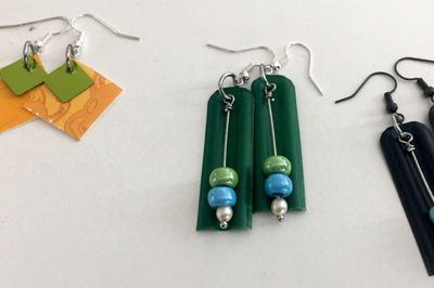 Farvede kødbakker i plastik kan med lidt kreativitet få nyt liv. ?foto: lAILA kEMPEL